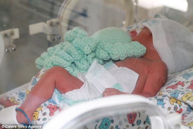 Le personnel de maternité a constaté une réduction du nombre de fois où il est nécessaire de réinsérer les moniteurs et les tubes intraveineux dans les petites veines des bébés depuis qu'ils ont commencé à utiliser des jouets de pieuvre