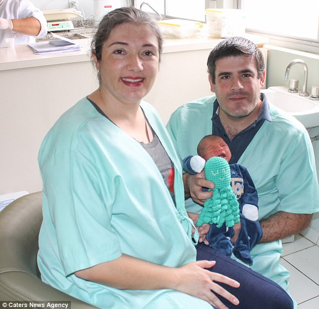 Nadine, 34 ans, et Murilo Ochile, 33 ans, photographiés à gauche et à droite, dont le fils, Oliver, est né à 37 semaines étaient sceptiques quand le personnel médical a proposé de mettre la pieuvre avec Oliver, mais a Cela a très bien fonctionné.